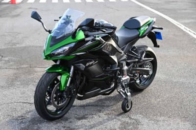 今回体験走行会の場に展示されたカワサキ ninja 1000SXには、補助輪が装着されており、会場を訪れた一般参加者の興味を惹いた