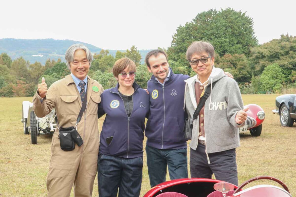 スタンゲリーニに縁の深いフランチェスカさん、フランチェスコさんと一緒に記念写真に納まる参加者