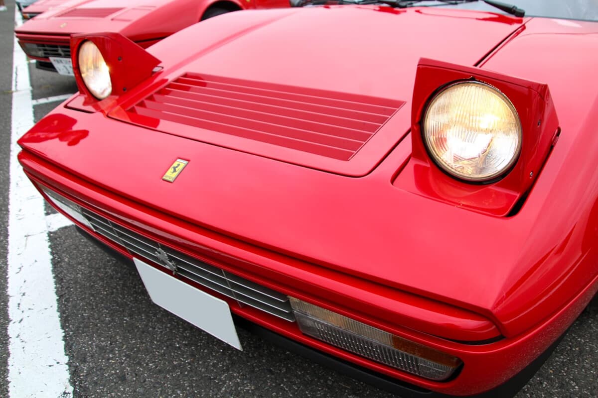 フェラーリ 328GTS：丸型2灯式のリトラクタブルヘッドライトを採用する