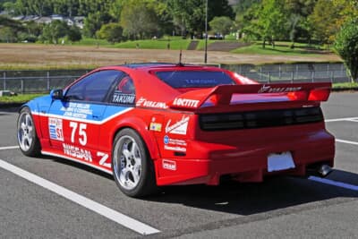 流麗なスタイリングのZ32が、各部のエアロとIMSAカラーで勇ましいレースカールックに仕上がった