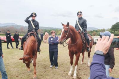 騎馬警官のいで立ちで馬に乗って登場したクラブ・デッラ・バルケッタ代表の福田さんご夫妻。フランチェスカさんも満足げに見守っている