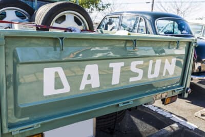 日産 320型 ダットサントラック：リアゲートの国内仕様には存在しないDATSUNの文字は、海外仕様を参考にしてカッティングシートで再現