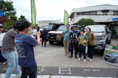 参加者との撮影に応じる川畑さん。今後もドリフトやラリーなどへ積極的に参戦していく