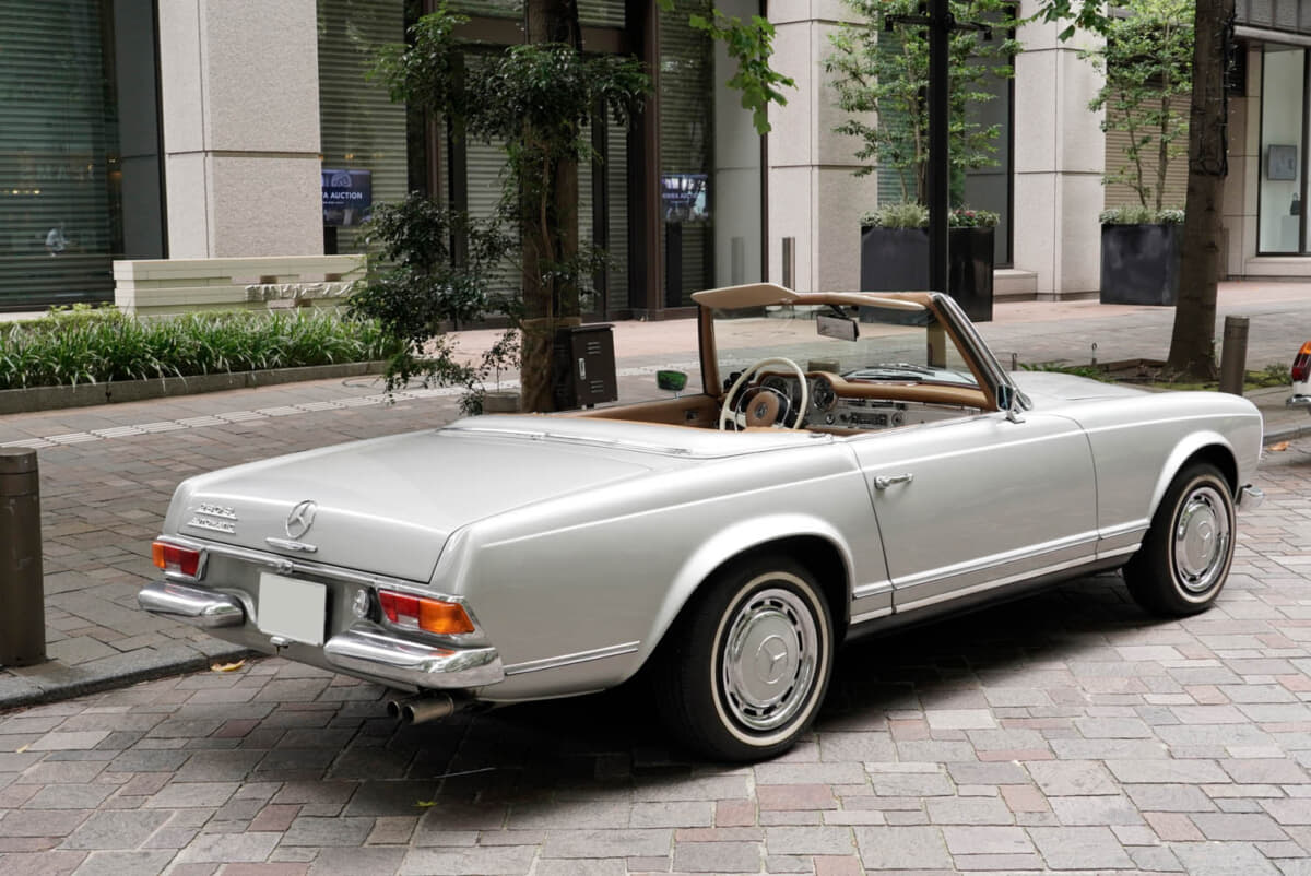 メルセデス・ベンツ 280SL：丸の内の雰囲気にもぴったりなエレガントな佇まいを見せてくれる