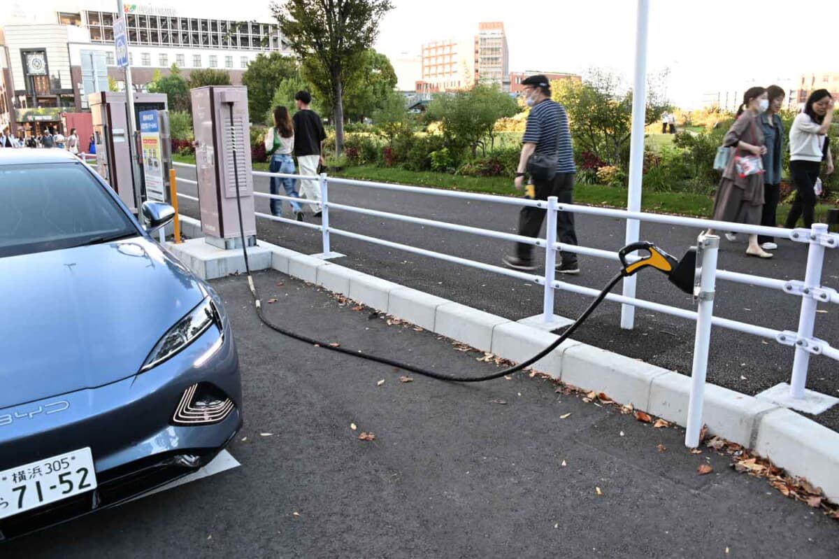 BYD シール：充電プラグを充電器から離してセットされている充電スポットを発見。充電口を充電プラグに近いところに寄せることで楽に充電プラグを差すことができるかもしれないが車種を選ぶことになりかねない