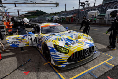 ピット作業を行う14号車 中升 ROOKIE AMG GT3