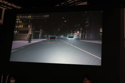 ADBの特徴は１万6000のLEDを精密に制御することで、運転者の視界を確保。加えて前走車や歩行者、対向車（二輪車を含む）を認識することで遮光範囲を最小化してくれる