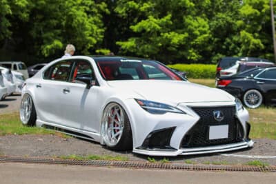 レクサス 40型 LSに、50型の前後を移植した新井さんの愛車