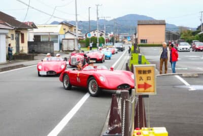 韮山反射炉に到着し駐車場に入っていく参加者（車）。先頭はバンディーニ 750