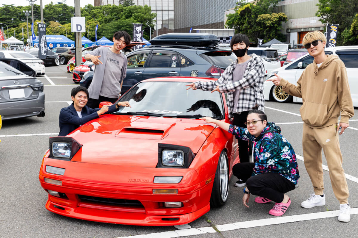 マツダ FC3S型 RX-7：FALCONというクルマ仲間のチームでイベント参加していたオーナーの“708boyyy”さん（中央）