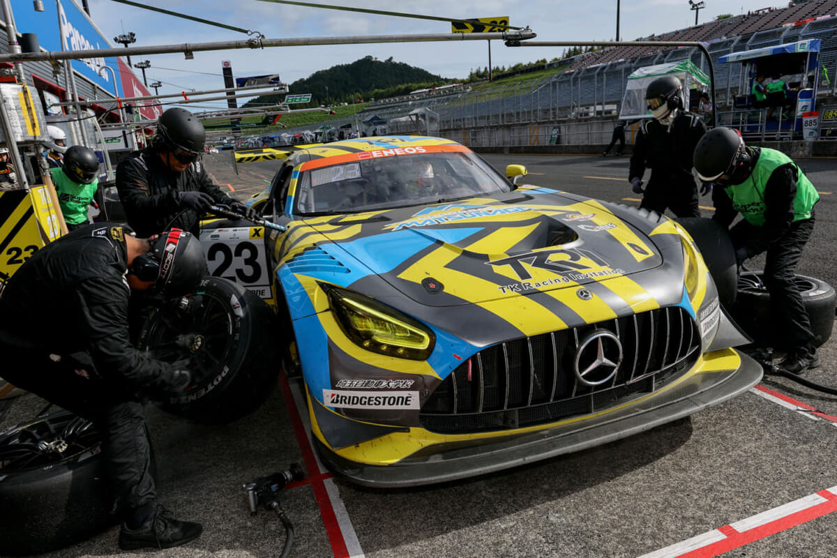 ピット作業を行う23号車 TKRI松永建設AMG GT3