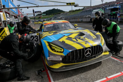 ピット作業を行う23号車 TKRI松永建設AMG GT3