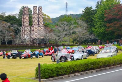 韮山反射炉の芝生エリアでしばしの休憩をとる。この芝生エリアは、普段はクルマの立ち入りが禁止されているが、今回は特別に許可をとって使用している