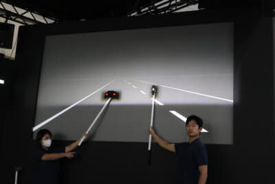 最新の1万6000分割ビームと前走車や対向車の様子