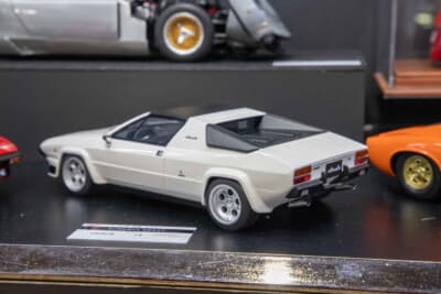 京商オリジナル：1/18スケールのランボルギーニ シルエットP300