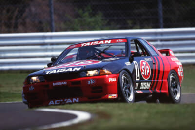 1993年の菅生で迫力ある走りを披露するSTPタイサンGT-R