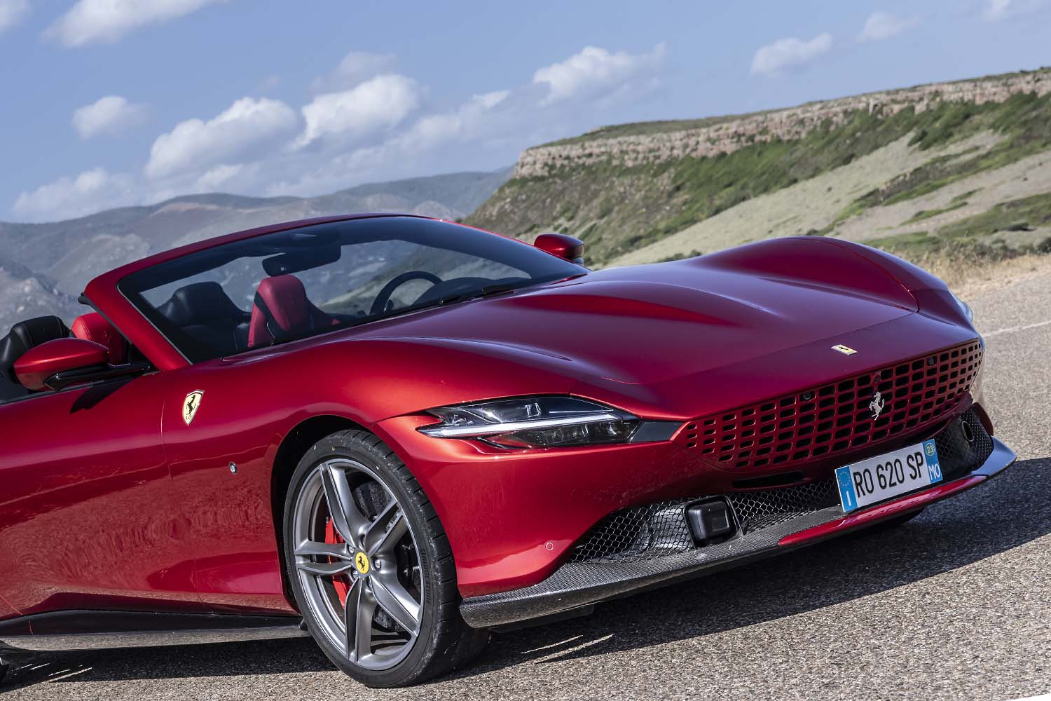 フェラーリとの「激甘生活」はいかが？「ローマ スパイダー」は速さ