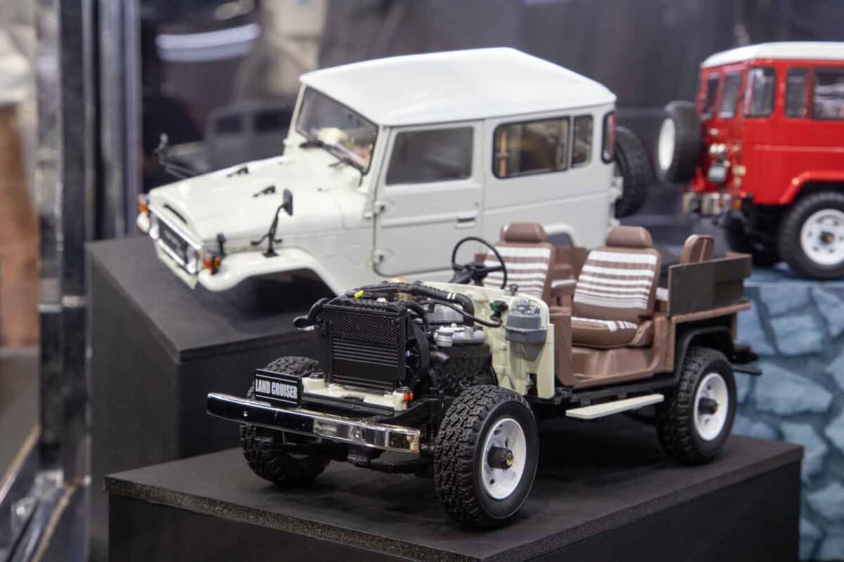 京商オリジナル：展示用にボディが外された1/18 トヨタ ランドクルーザー 40バン