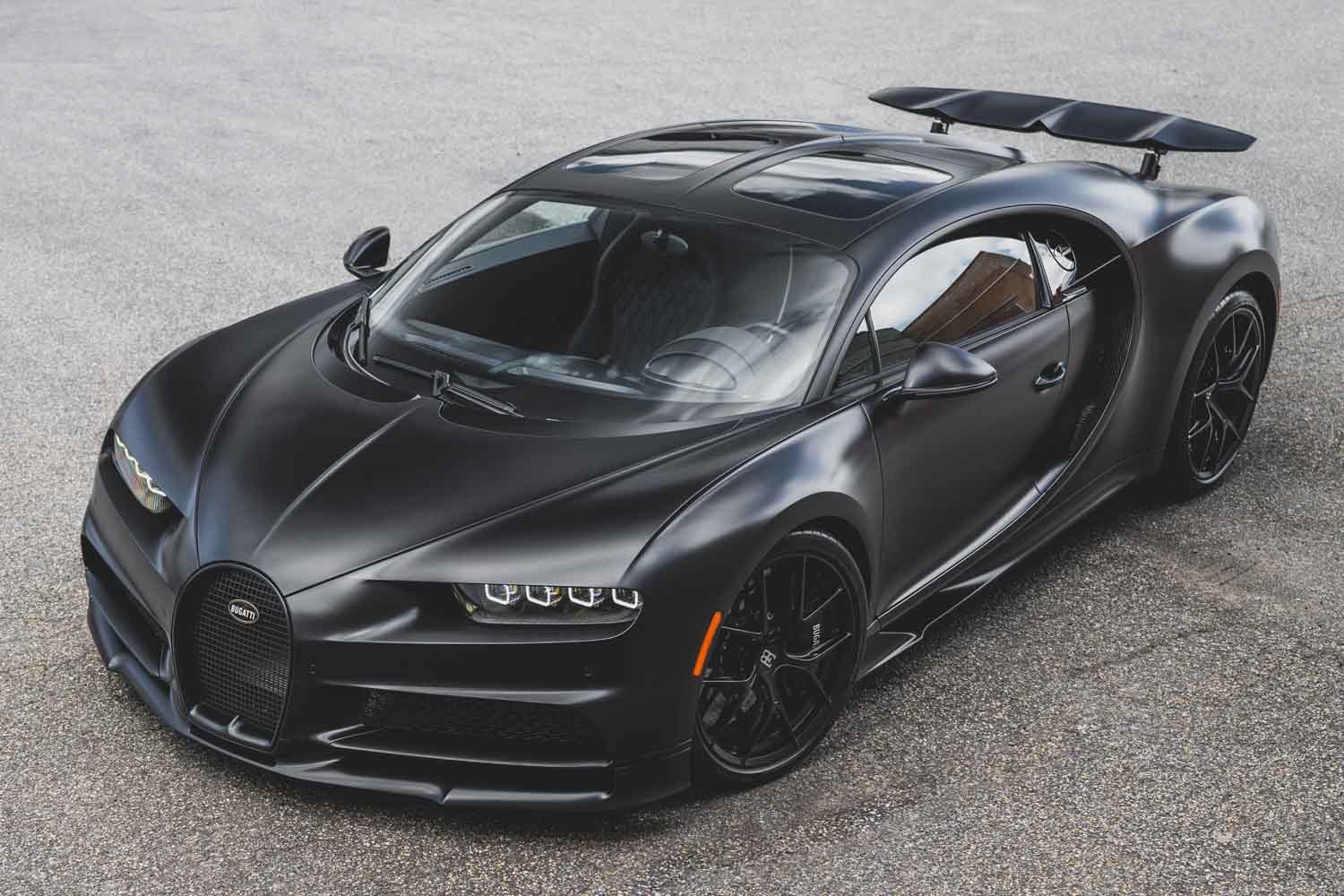 黒より深い漆黒の「ブガッティ」およそ5億円！ 20台限定「シロン