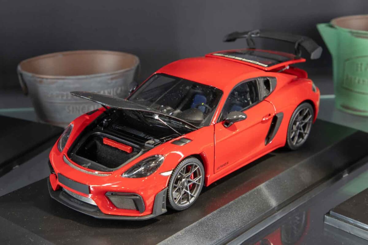 ミニチャンプス：1/18スケール ポルシェ ケイマン GT4 RS