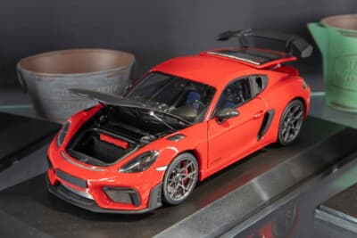 ミニチャンプス：1/18スケール ポルシェ ケイマン GT4 RS