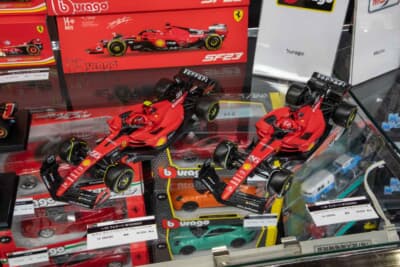 BBURAGO：1/24スケール フェラーリ SF23 C.サインツドライバー付き（左）、フェラーリ SF23 C.ルクレールドライバー付き