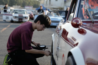 練習走行を終えた38号車のタイヤ空気圧をチェックする佐野さん