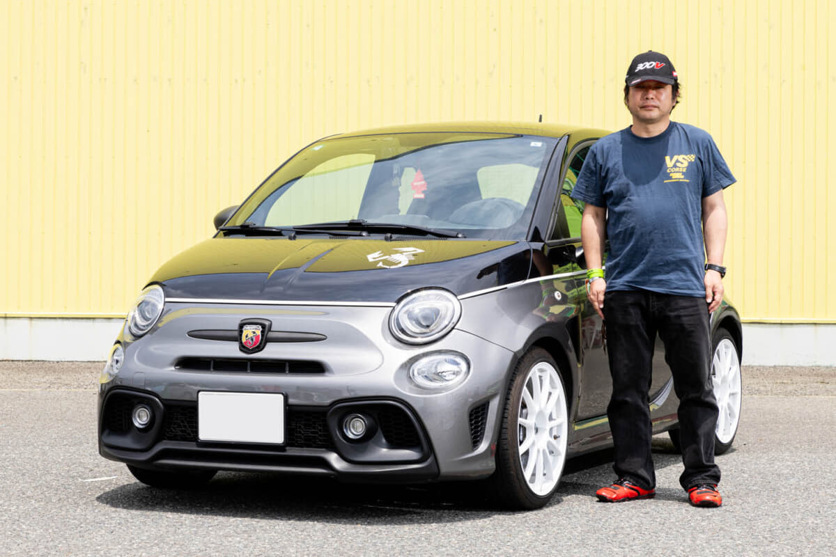 Bさんのアバルト 595 Competizione：国内に設定されていないダークカラーのビコローレが気に入りイタリアからクルマを入れたという