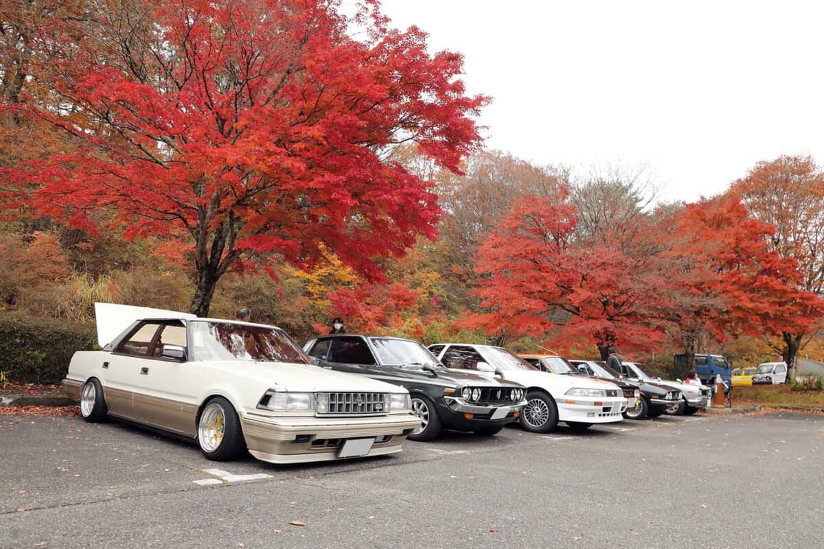 オリジナル車だけでなく当時スタイルを再現した旧車も多く見かけた