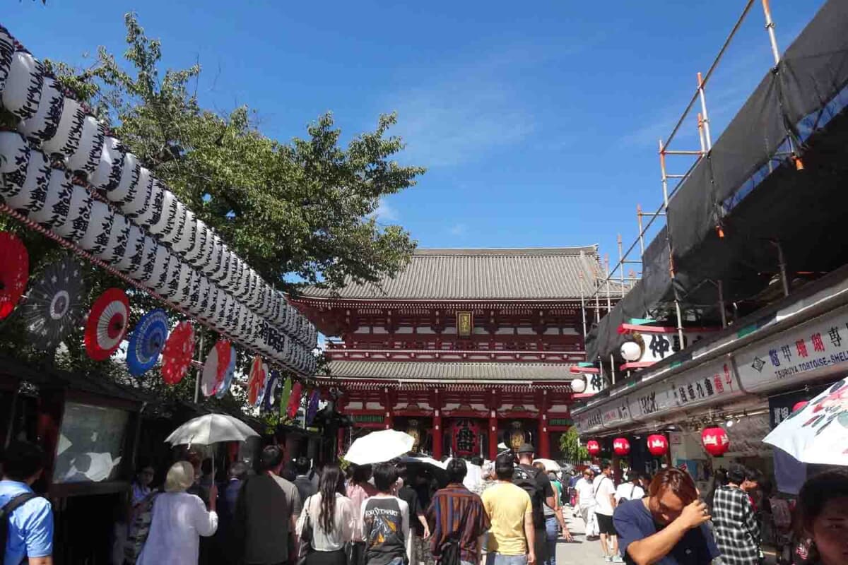 活気あふれる浅草寺の仲見世通り