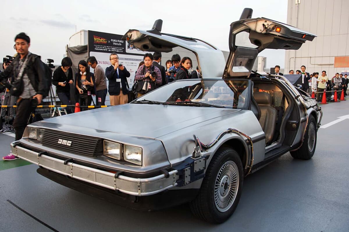 デロリアン DMC-12：ガルウイングドアや独特のフォルムを持つスポーツカー