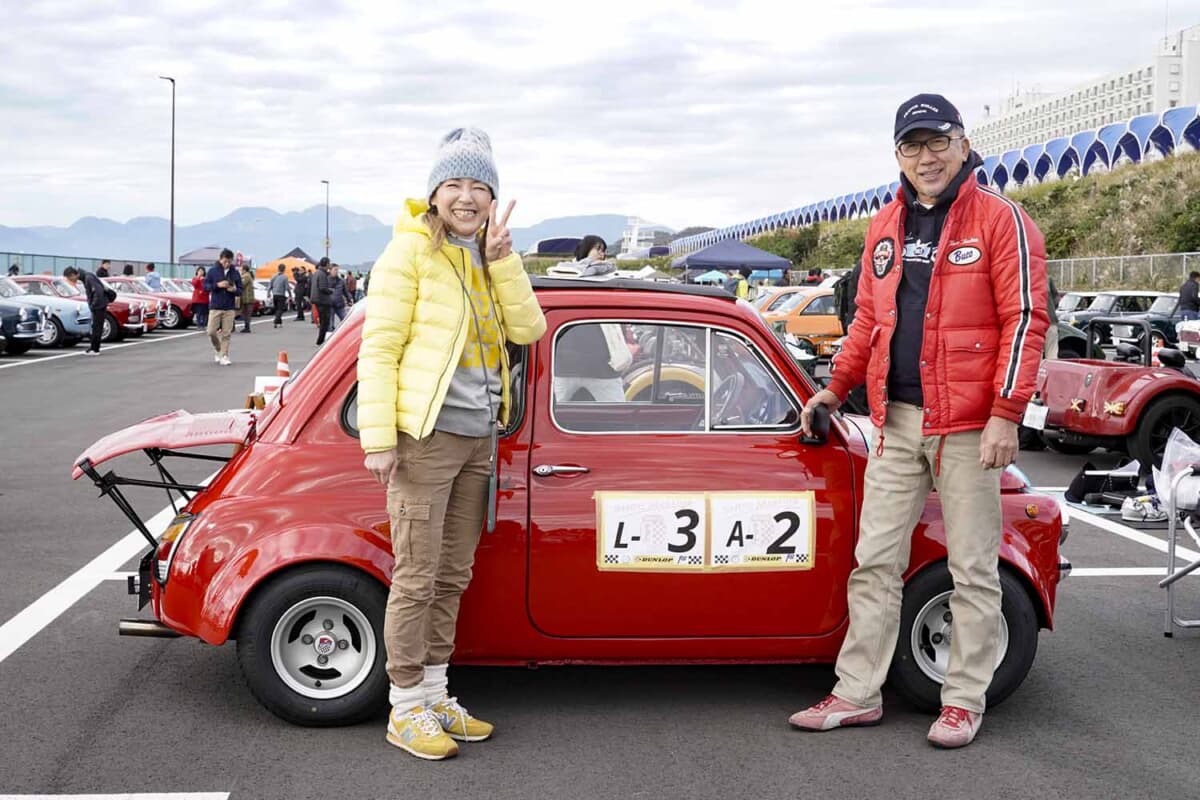 1967年式のフィアット・ジャンニーニ 590GT コルサと“みっちゃん”さんと“ゴンゾー”さんご夫妻