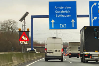アウトバーンをアムステルダム方面へ向かって進んでいると、Stau（渋滞）の表示が
