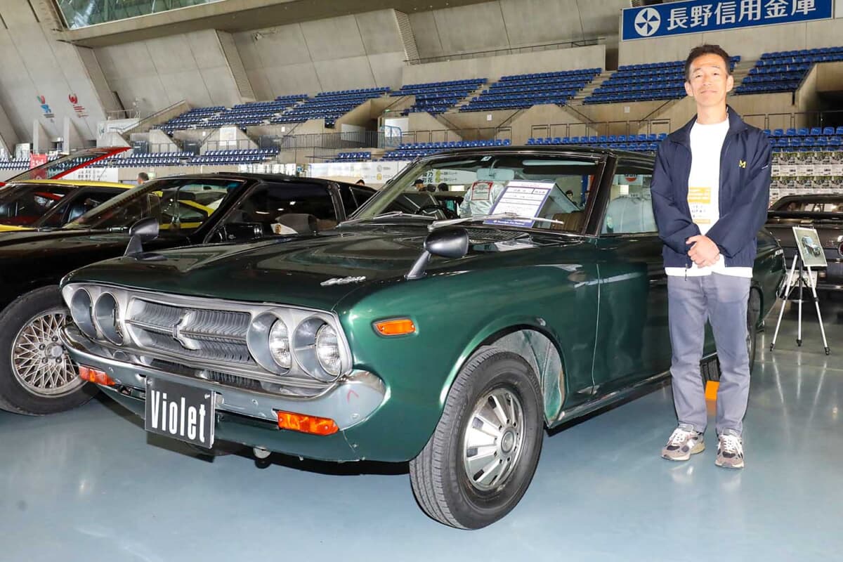 1973年式の日産 710型 バイオレットとオーナーの廿楽 尚さん