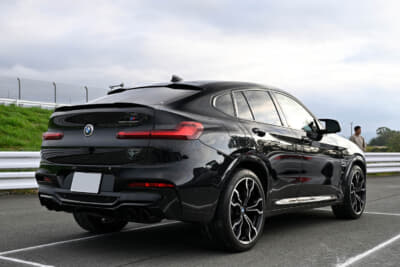 BMW X4 M：ダイヤモンドブラックと呼ばれる艶やかなボディ