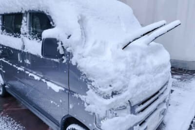 ワイパーを立てておいたほうが、フロントガラスの除雪が楽なのも確かだ