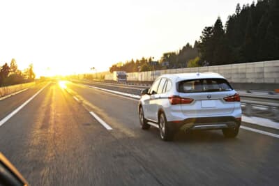 追い越し車線を走り続けるのは、「通行帯違反」（違反点数1点、反則金6000円／普通車）