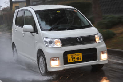 雨や曇りであれば周囲の照度はさらに低くなるので、晴天時より早いタイミングで点灯することを心がけたい