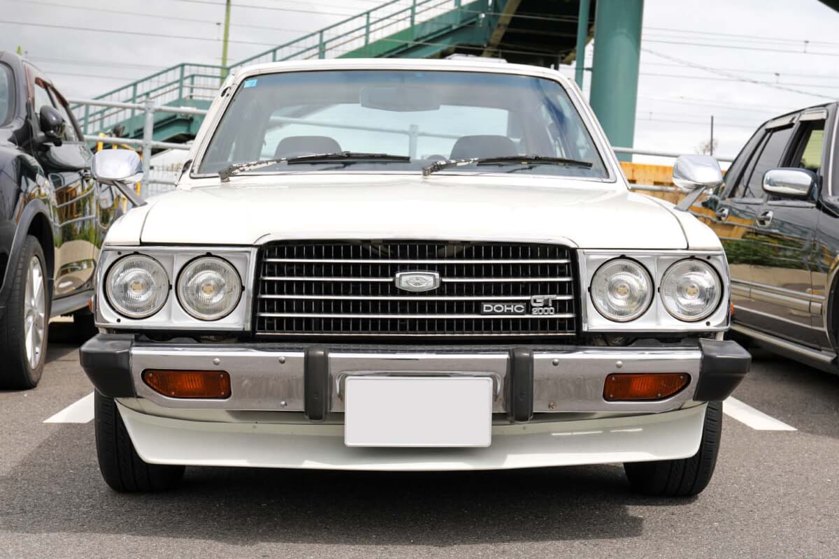 トヨタ コロナ 2000GT：1973年8月に登場した5代目は、1977年にマイナーチェンジを実施。フロントグリルを含む顔付きが変更された