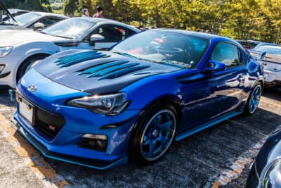 スバル BRZ：BRZのボディカラーであるWRブルーをベースに、濃さが違うブルーを配置して、シャープなカスタムに仕上がっている