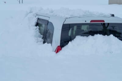 降雪量によっては短時間でドアが開かないほど積もることもあり、定期的に風下側のドアを開いて脱出経路を確保するのも忘れずに