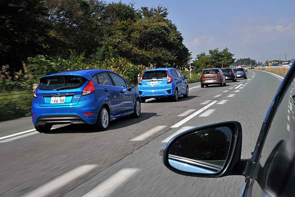 「追い抜き」は、車線変更をせずに隣の車線を走行するクルマよりも前に出る行為のこと