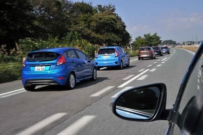 「追い抜き」は、車線変更をせずに隣の車線を走行するクルマよりも前に出る行為のこと