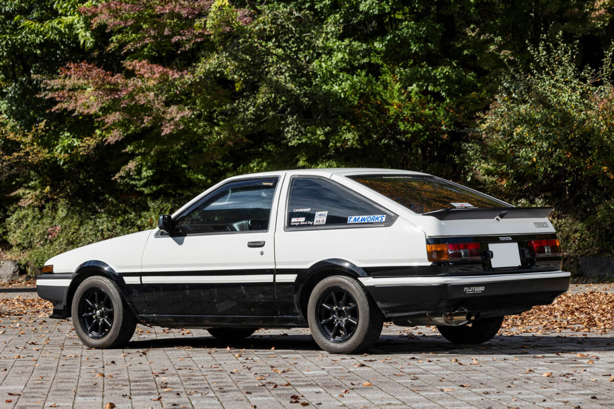 トヨタ AE86 スプリンタートレノ：T.M.WORKS オリジナルのAE86専用ポリカーボネイト製サイドバイザーを装着。「ノスタルジック2デイズ2025」から発売予定とのこと