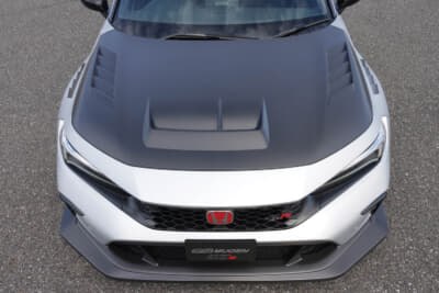 無限 シビック タイプR グループB:エンジンルーム内の熱気や、車両前面からラジエター&インタークーラーに当たった風を積極的に排出するエアダクトが設けられたボンネット。もちろんフルカーボン製