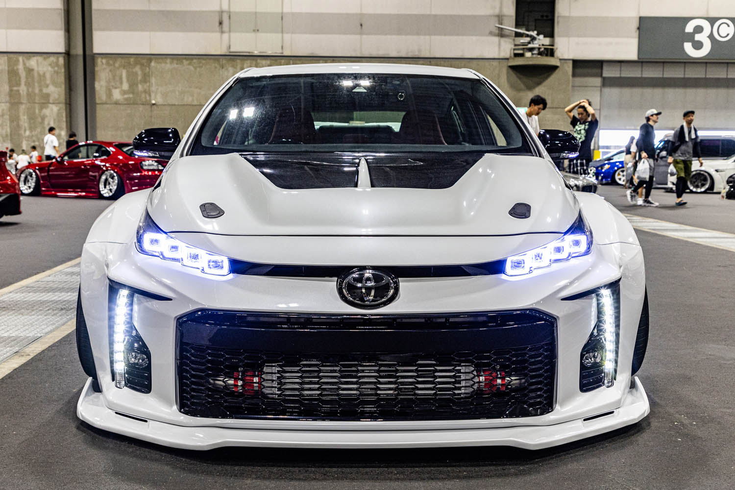車幅2メートル超え！ トヨタ「プリウス」を「326power」の極太