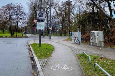 ミュンヘンは自転車道が整備されていますが、その道幅は決して広くありません