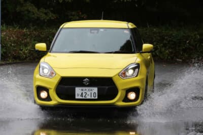 やむを得ず走行し続けなければならない場合は、ヘッドライトを点灯する