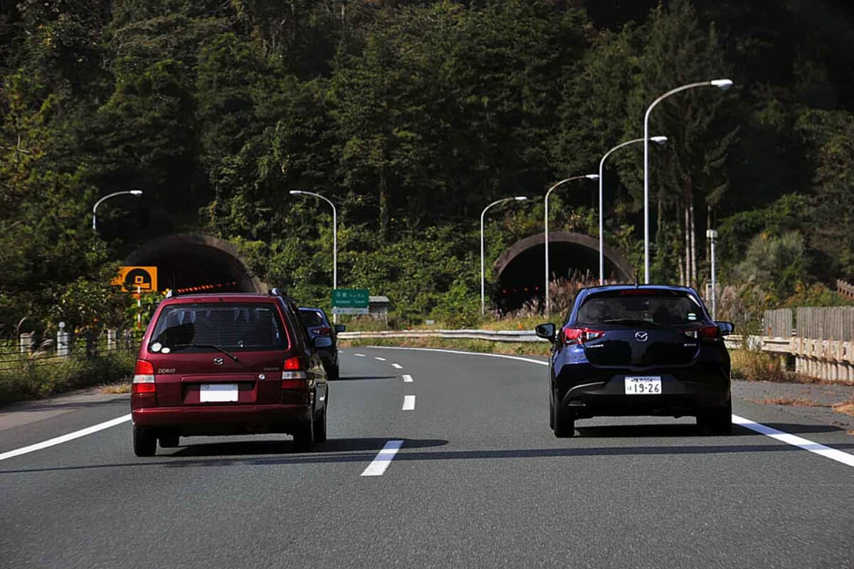 後続車に追いつかれたとき道を譲らないのも「追い付かれた車両の義務違反」（違反点数1点、反則金6000円／普通車）となる