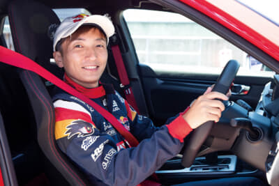 これまで自身の愛車は「絶対ノーマル派」だったという野尻選手。しかしFL5型シビックタイプRを購入して、愛車をモディファイしたい欲がどんどんと膨らんでいるそう。「運転が楽しすぎて納車直後はどこでもタイプRで走っていっていました」